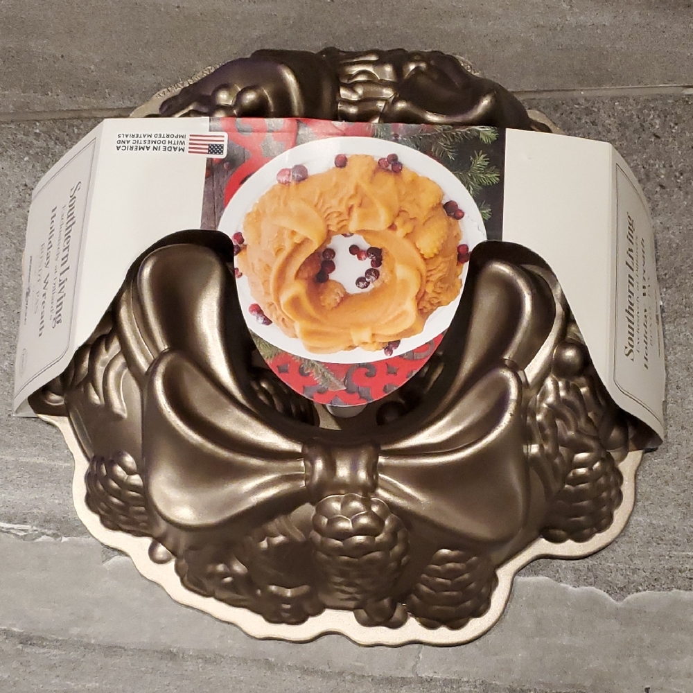 HOLIDAY WREATH - BUNDT PAN  NORDIC WARE - NWT